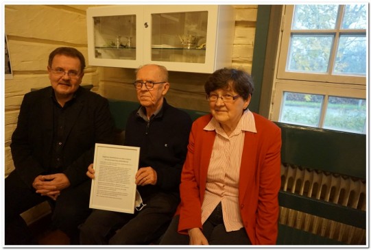 Luovutustilaisuudesta kuva, jos vasemmalla kirkkoherra Pekka Riikonen, osaston puh.joht. Lauri Koliseva ja tervydenhoitaja Marketta Räsänen.